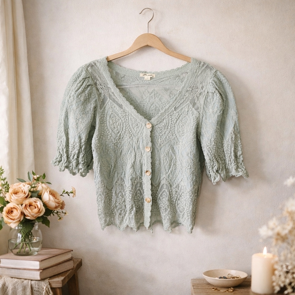 Ultra Pink Romantic Scalloped Lace Top Size M Button Front Blouse